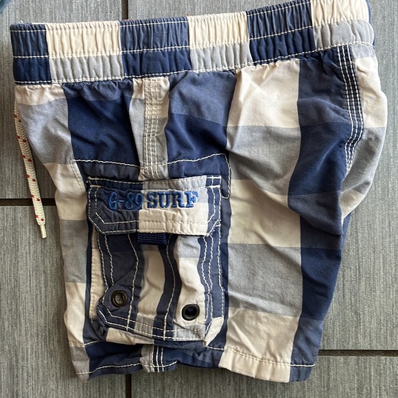 Bundle Gap Swim Shirt and Trunks plus Adorable Gymboree Frog Sweatshirt - Picture 4 of 4